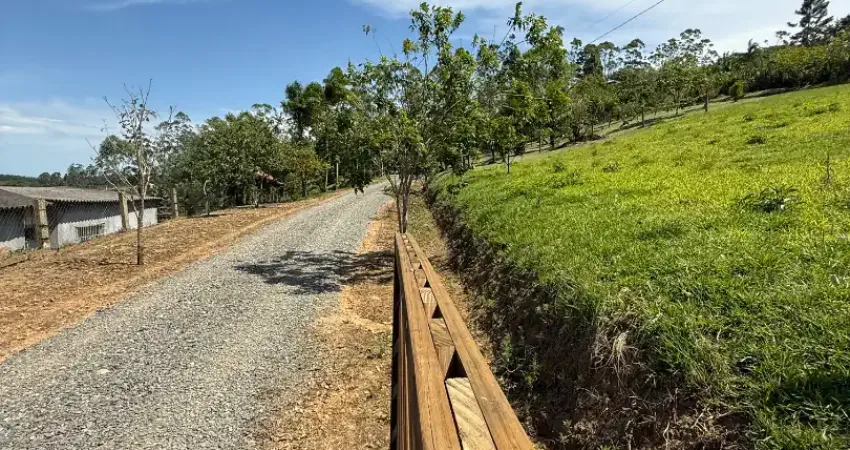 Belíssima chácara no interior de balneário piçarras, apenas 6km da br 101. com 5.300 m2