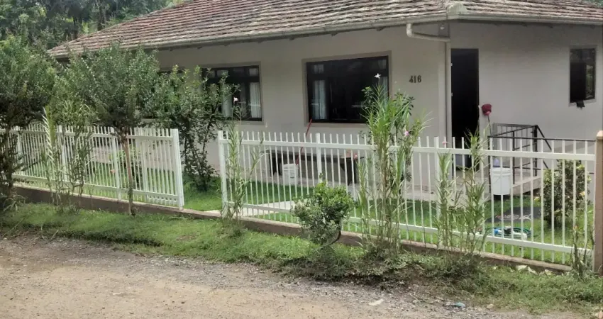 Linda casa para investimento com 2 kitnet pronta e projeção de contrução de mais uma!!!