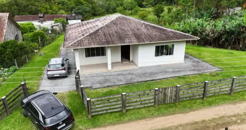 Casa impecável de 130m² em águas mornas: conforto, acesso fácil e natureza em terreno de 1.400m²