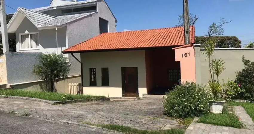 Casa térrea no Condomínio Aruã, tem três dormitórios sendo um com suíte e dois com varandas para os fundos, cozinha, lavanderia, sala de jantar, sala de estar, banheiro, garagem coberta para um veícul