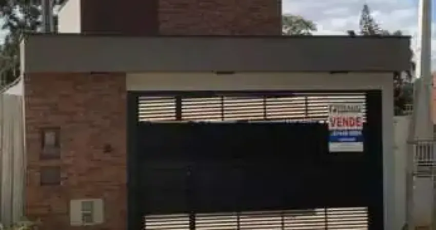 Casa nova terrea acabamentos de primeira com vários diferenciais, fachada moderna com revestimento e acabamento ripado, 3dorms sendo uma suíte, cozinha e sala pé direito alto, 2vagas portão automático