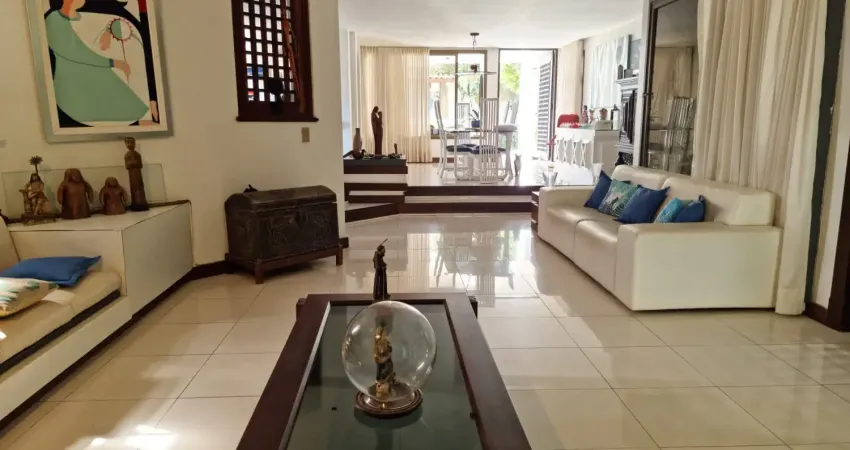 Casa a 30 passos do shopping Itaigara, rua tranquila.