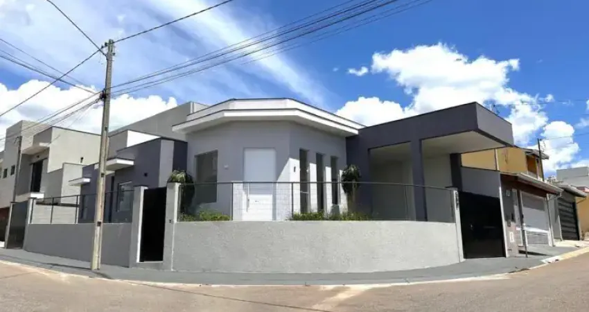 Belíssima casa de esquina, localizada no Residencial Quinta dos Vinhedos.