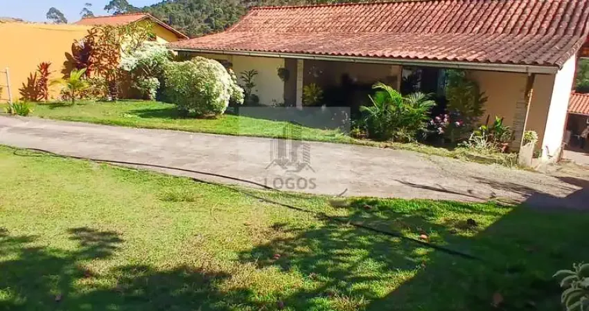 'Chácara dos Sonhos: Espaçosa Residência com 3 Quartos, 1 Suítes, Pomar Variado e Açude - Apenas 15 Minutos do Centro de Juiz de Fora!'