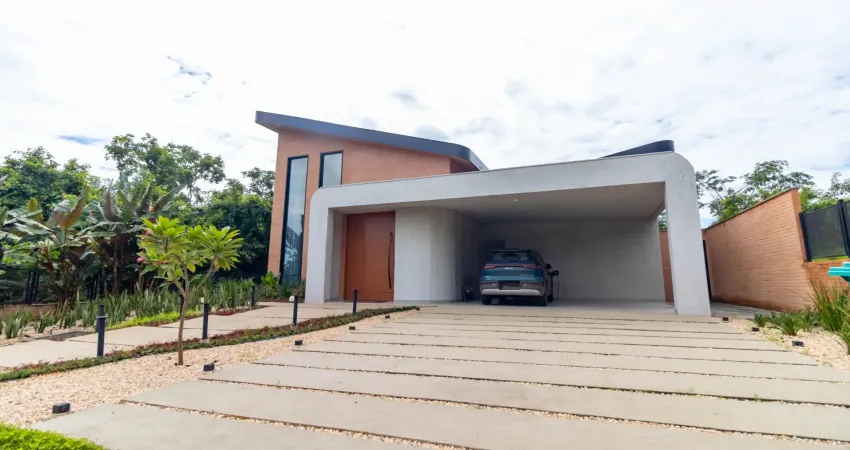 Casa de Condomínio em Senador Canedo, com 4Q, piscina, cinema e mais