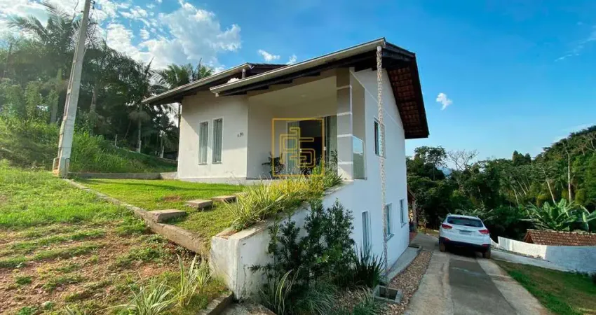 Casa de 2 pavimentos e com amplo quintal no bairro das Capitais em Timbó