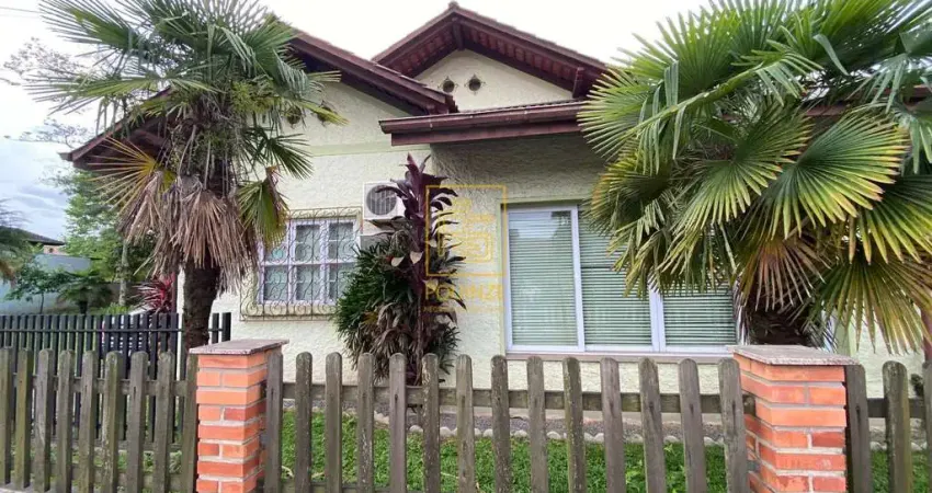 Residência com 3 dormitórios e amplo quintal em Timbó