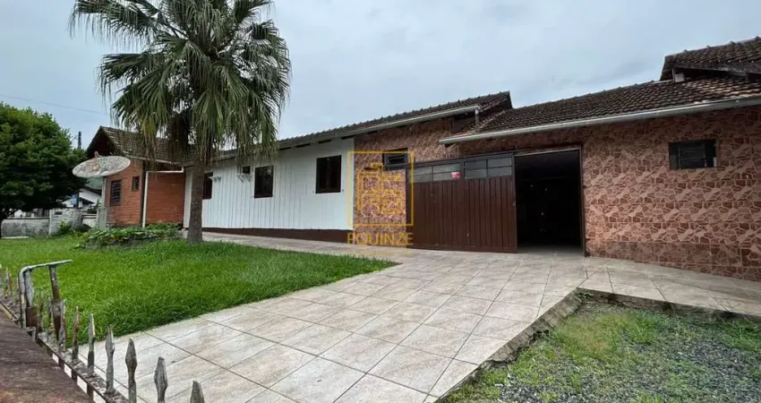 Casa de esquina com kitnets para renda extra em Timbó