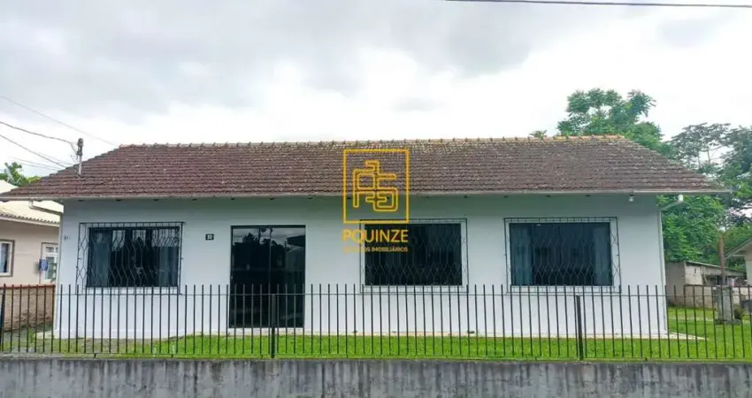 Casa com edícula e amplo terreno no bairro Araponguinhas