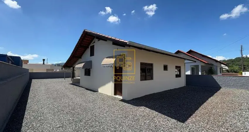 Casa com amplo espaço externo e depósito no Bairro Padre Martinho Stein