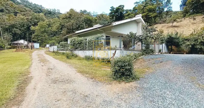 Excelente sítio em Timbó com 3 casas e estrutura de lazer completa