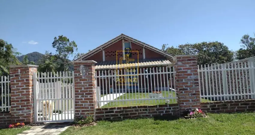 Casa de tijolinho à vista cercada pela natureza em  Rio dos Cedros