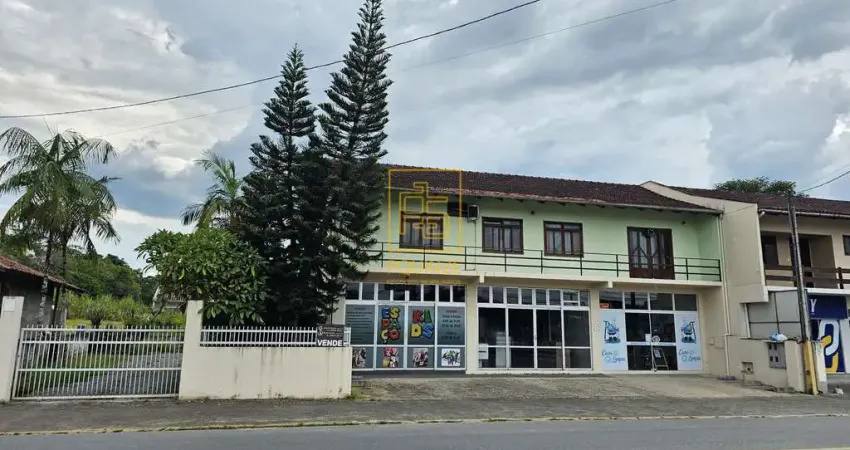 Casa semi mobiliada e com salas comerciais no Bairro das Capitais