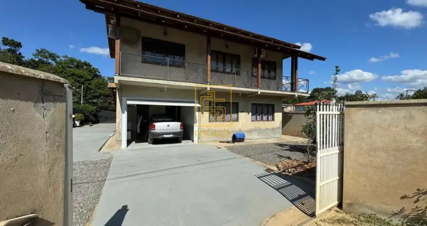 Casa grande com área de festas e fácil acesso a Blumenau
