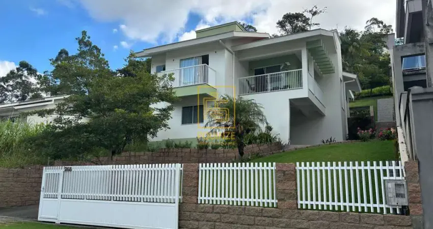 Belíssima casa com piscina aquecida e área de festas em Timbó