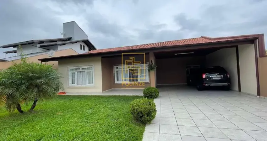 Ampla casa com área de festa em região nobre de Timbó