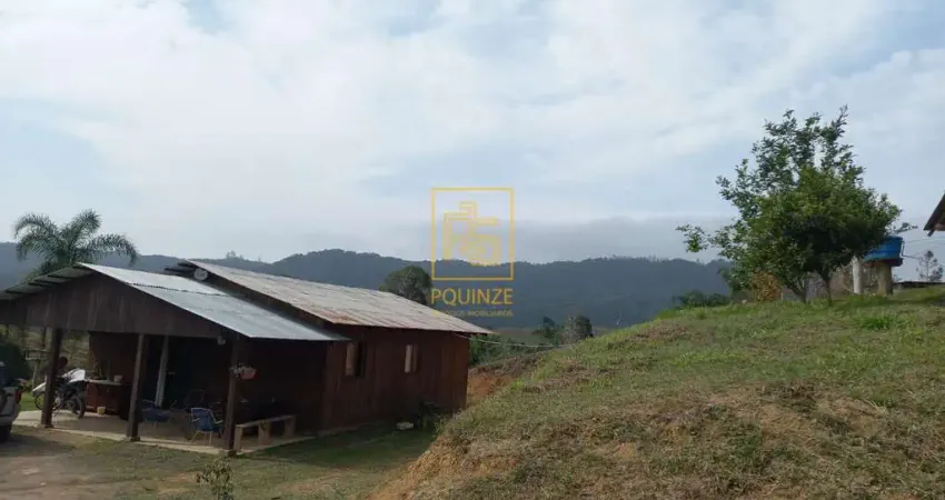 Encantador Terreno Rural com Casa e Lago em Rio dos Cedros
