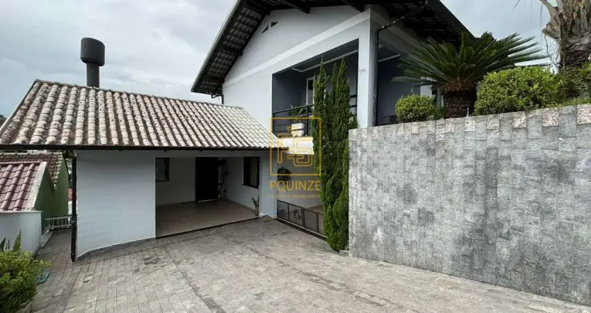 Casa de dois pavimentos e com amplo terreno em região privilegiada