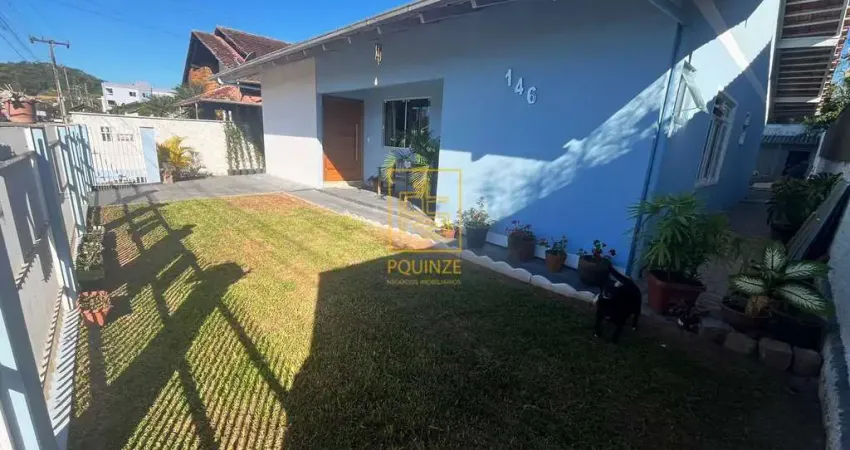 Encantadora casa com ampla área externa no bairro das Nações