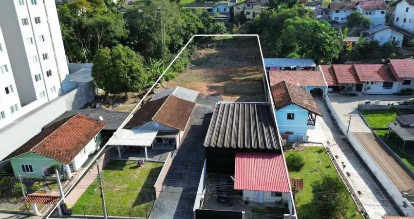 Imóvel completo com casa, kitnets e galpão no bairro Quintino