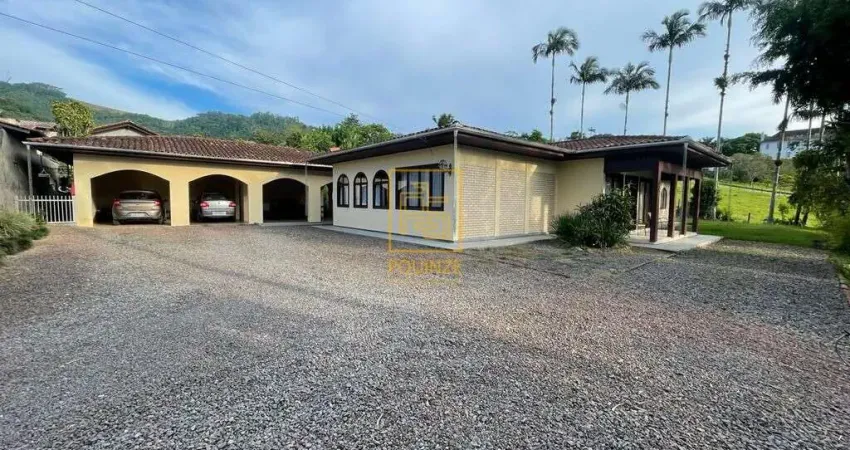 Casa no centro de rodeio com amplo espaço. além do uso residencial, o espaço também poderá ser tranquilamente utilizado para pousada, hotel ou até escola.