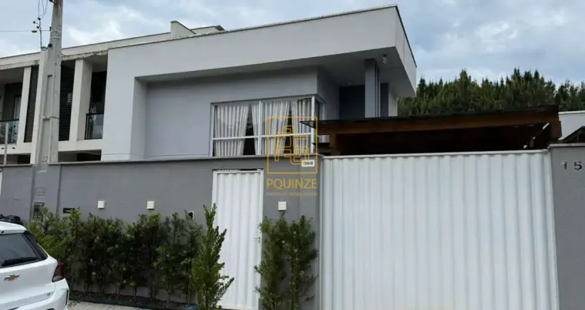 Casa molibilia em balneário piçarras poucos metros da praia.