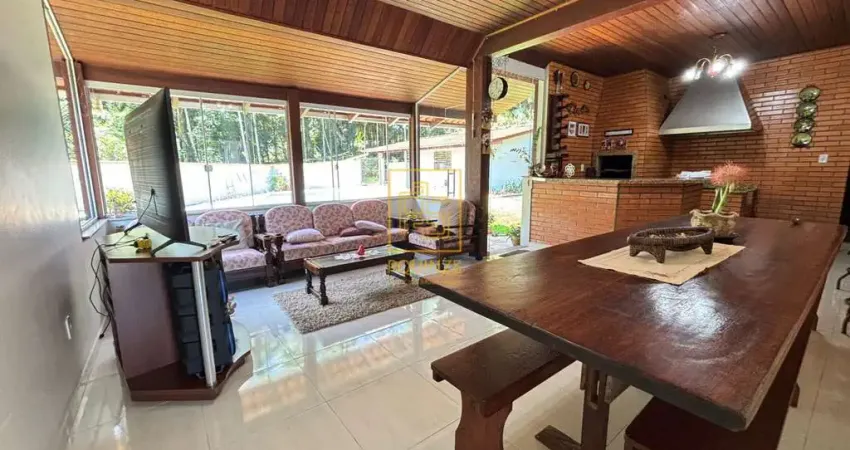 Sítio semi mobiliado com infraestrutura completa e área de lazer