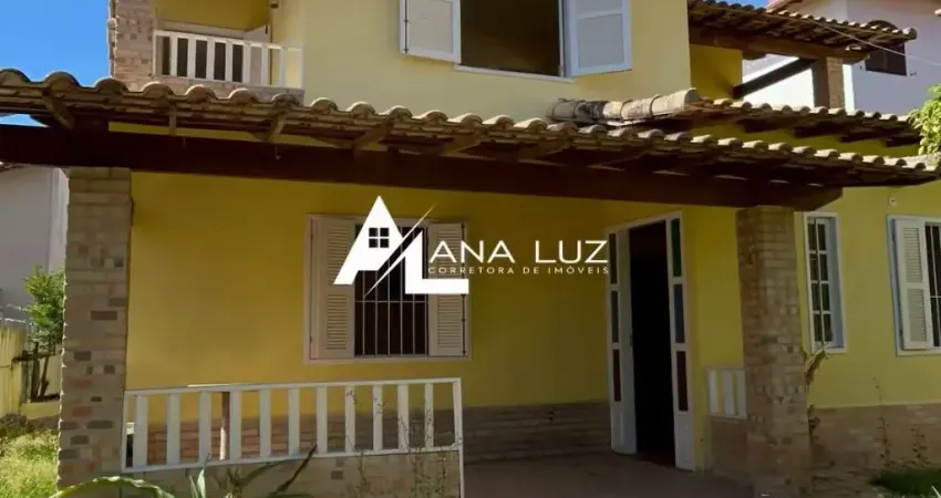 Casa bem construída, com ótima ventilação, vista livre e quintal arborizado. Espaçosa, confortável e perto de tudo, a poucos minutos do centro e das praias.