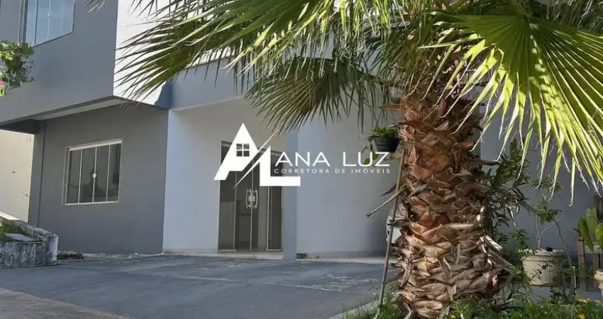 Casa moderna em condomínio exclusivo. Projeto inteligente, suítes espaçosas e excelente localização, próxima ao centro de Bacaxá. Conforto, praticidade e segurança em um só lugar.