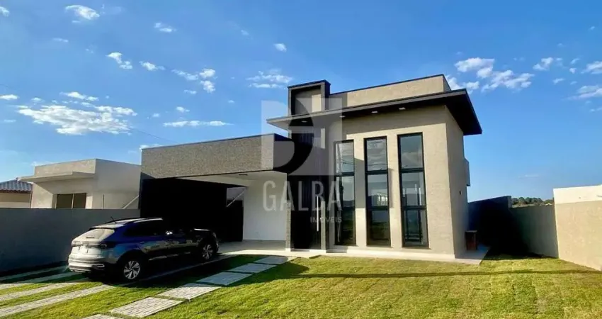 Casa de alto padrão com amplo terreno à venda em condomínio