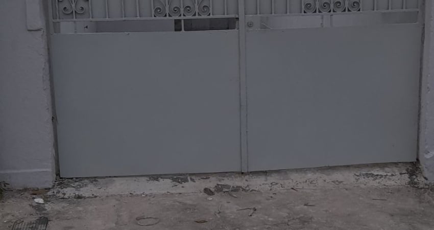 Casa de 55m² com quintal e 1 quarto em Vista Alegre / RJ