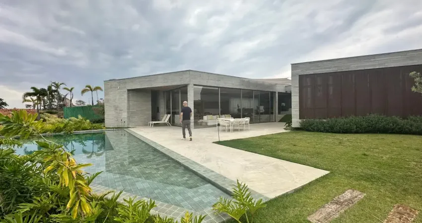 A casa que abraça seus sonhos – 5 suítes, 2.880 m², pronta para morar