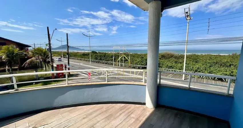 Belíssimo sobrado frente mar no bairro meia praia - navegantes sc !!!
