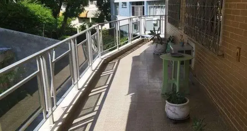 Apartamento no Jardim Guanabara, bem localizado, 145 M2, com 3 quartos, suite, varanda e elevador.