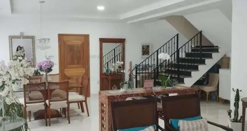 Vendo Casa Duplex Lindíssima, com 5 quartos, 2 suítes, Lindíssima!
