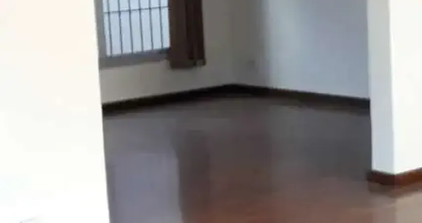 Butantã - Casa de 443m² com 6 dormitórios (2 suites), 3 banheiros, 2 salas e 4 vagas.