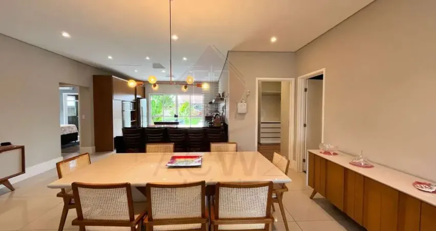 Casa de Luxo em Condomínio: 4 Quartos, 3 Suítes 1 suíte master, 2 Salas, 5 Banheiros, 4 Vagas - Centro, Cabreúva-SP - 270m²