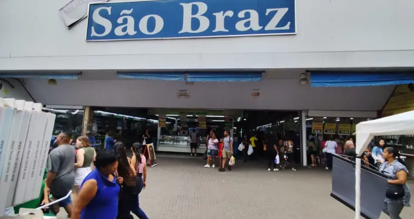 Loja e mezanino dentro do mercado são braz no calçadão de campo grande.