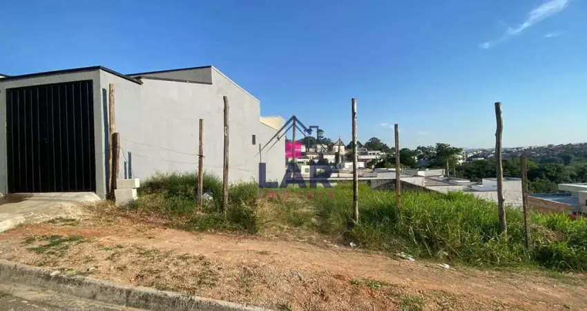 Vende-se um lote com excelente localização no bairro Parque Real, com 200 metros