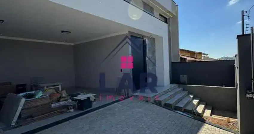 VENDE-SE CASA COM ACABAMENTO DE LUXO, E COM EXCELENTE LOCALIZAÇÃO