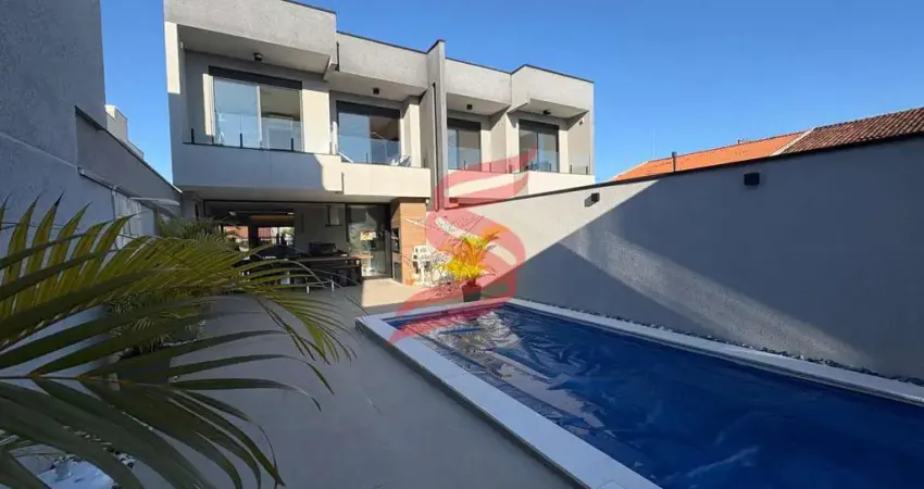 Lindo Sobrado Alto Padrão com Piscina Aquecida, Edícula e a Poucos Passos da Praia!