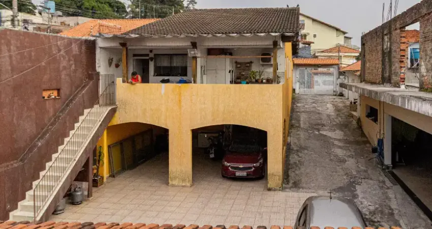 Ampla casa com 250 m² de área construída, oferecendo conforto e praticidade. Conta com garagem para 3 veículos, ideal para famílias que valorizam espaço e comodidade.  Ver menos