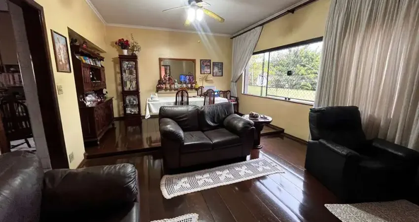 Casa à venda, 318 m², 3 quartos, 2 banheiros, 2 suítes