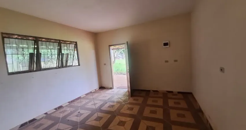 Chacara proximo da rodovia mal. rondom, com uma casa de alvenaria com 02 dormitorios, toda em alambrado, totalmente plana com 02 portoes grande, para entrada de caminhoes. poço artesiano.