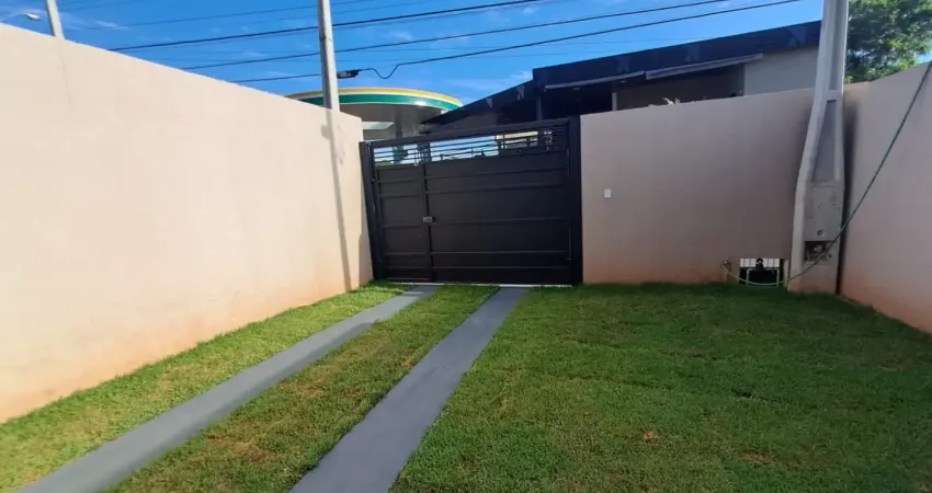 Linda residencia recem construida toda em laje, e porcelanato, com 02 dormitorios sendo 01 suite, com amplo comercio no local, com posto de saude , proximo ao hospital estadual , local bem tranquilo.