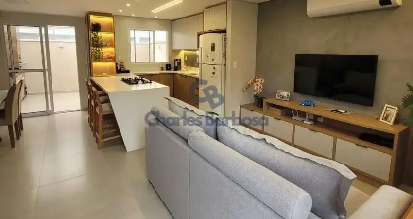 Casa 2 dorms no Cond. Pateo Santo Antônio por R$ 765 mil
