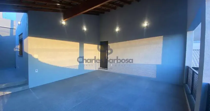 Casa 2 dorms c/ suíte e piscina aquecida por R$ 760 mil