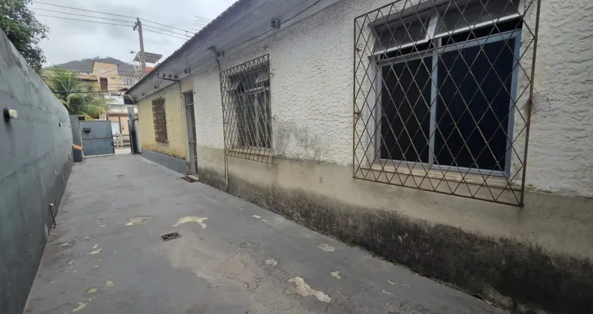 Aceita financiamento bancário / casa térrea à reformar com entrada e garagem compartilhadas