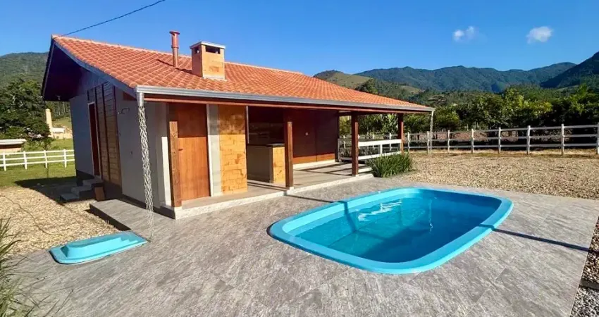 Linda chácara com piscina e área gourmet no bairro Galera município de Canelinha-SC