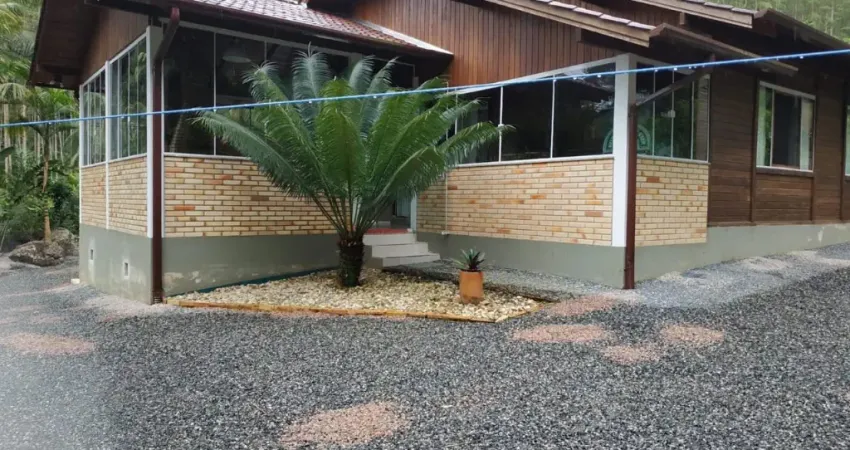 Chácara com cachoeira e casa de fino acabamento no Oliveira em Tijucas-SC
